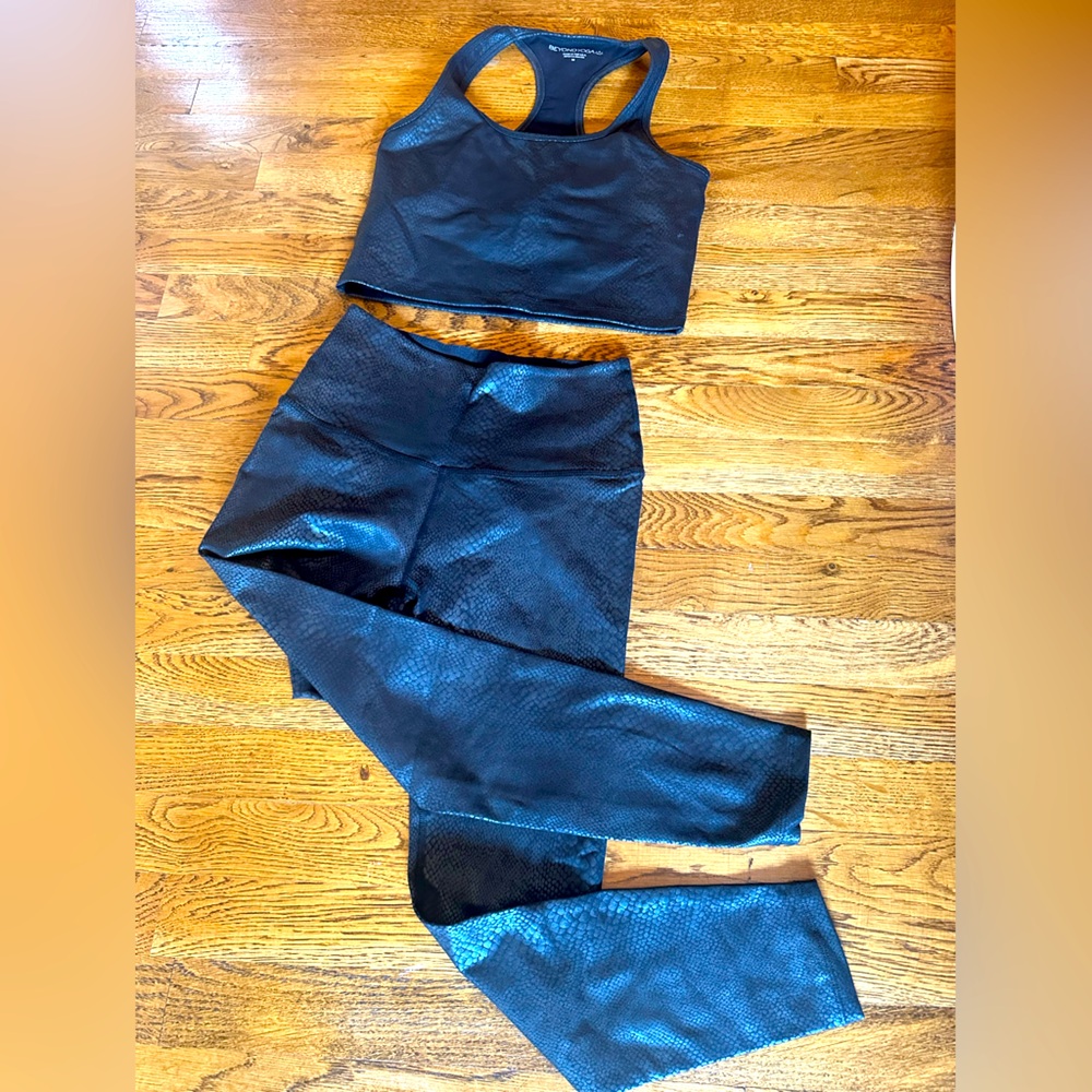 Beyond Yoga snakeskin texture workout set lightly worn perfect condition